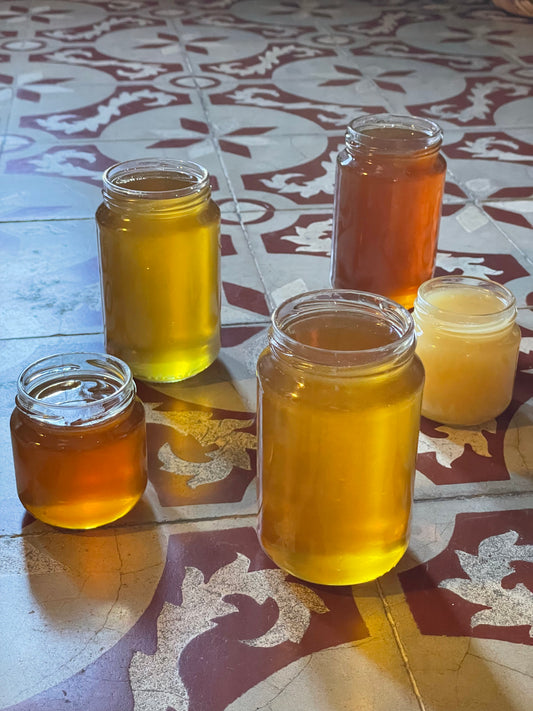 Tarros de miel pura sobre aulejos